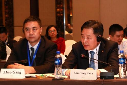 自左而右： 趙剛/科技部、發(fā)改委可再生能源與新能源國際科技合作計劃項目辦公室副主任 朱共山/協(xié)鑫（集團）控股有限公司董事長